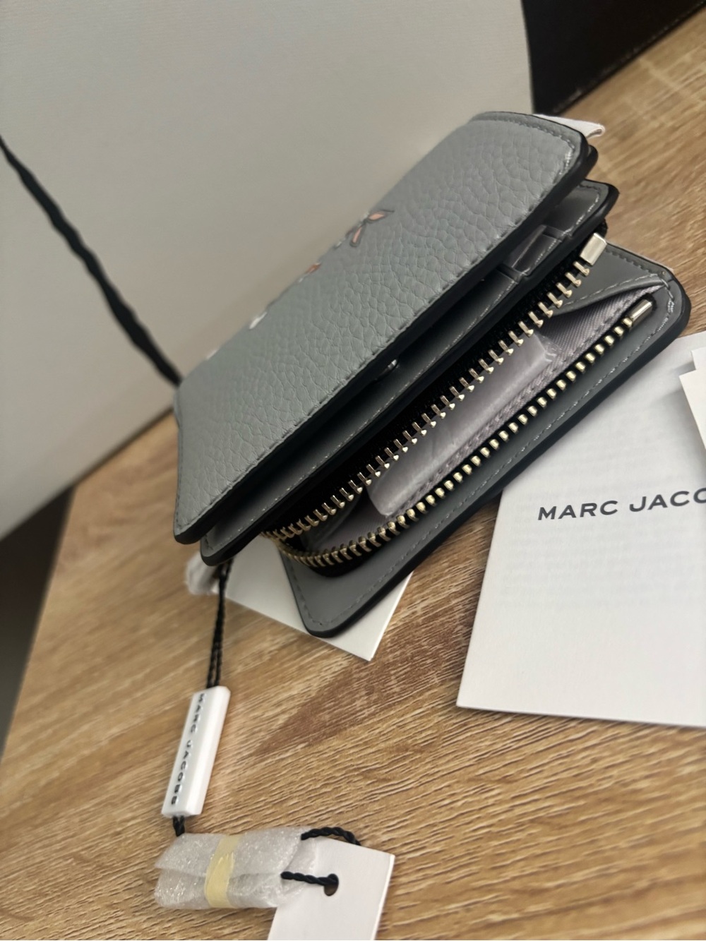 Marc Jacobs Gray Pebbled Leather Wallet with Bugs Bunny Graphic - Picture 6 of 8